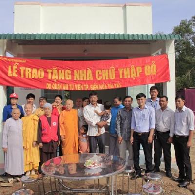Ban Từ Thiện GHPGVN Tỉnh Đồng Nai và Tổ Đình Quan Âm Tu Viện, Biên Hòa, Ni Sư Thích Nữ Kim Sơn làm trưởng đoàn đã trao tặng nhà tình thương cho đồng bào khó khăn tại huyện Định Quán